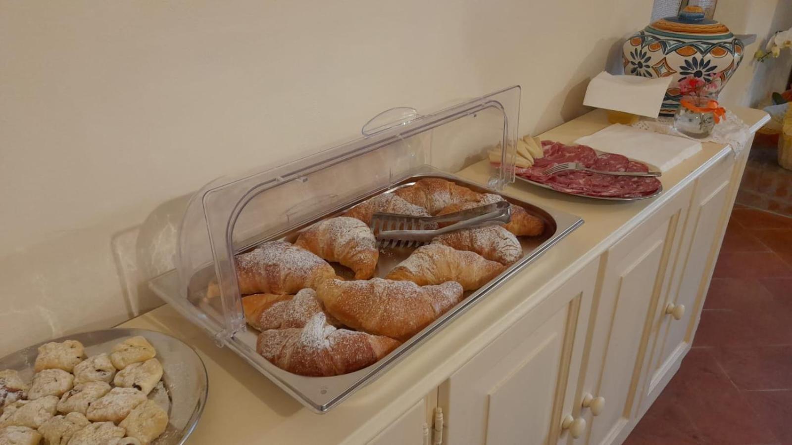 Helichrysum Bed & Breakfast Vinci Bagian luar foto